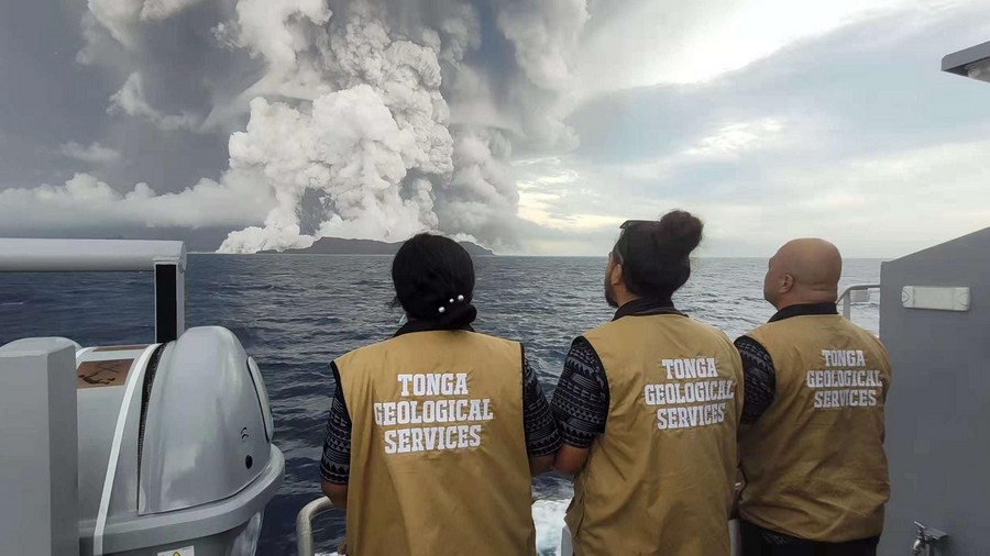 Cac nha dia chat Tonga theo doi vu phun trao nui lua Hunga Tonga-Hunga Ha'apai o Tonga, ngay 15.1.2022. Anh: Xinhua/Co quan Dia chat Tonga