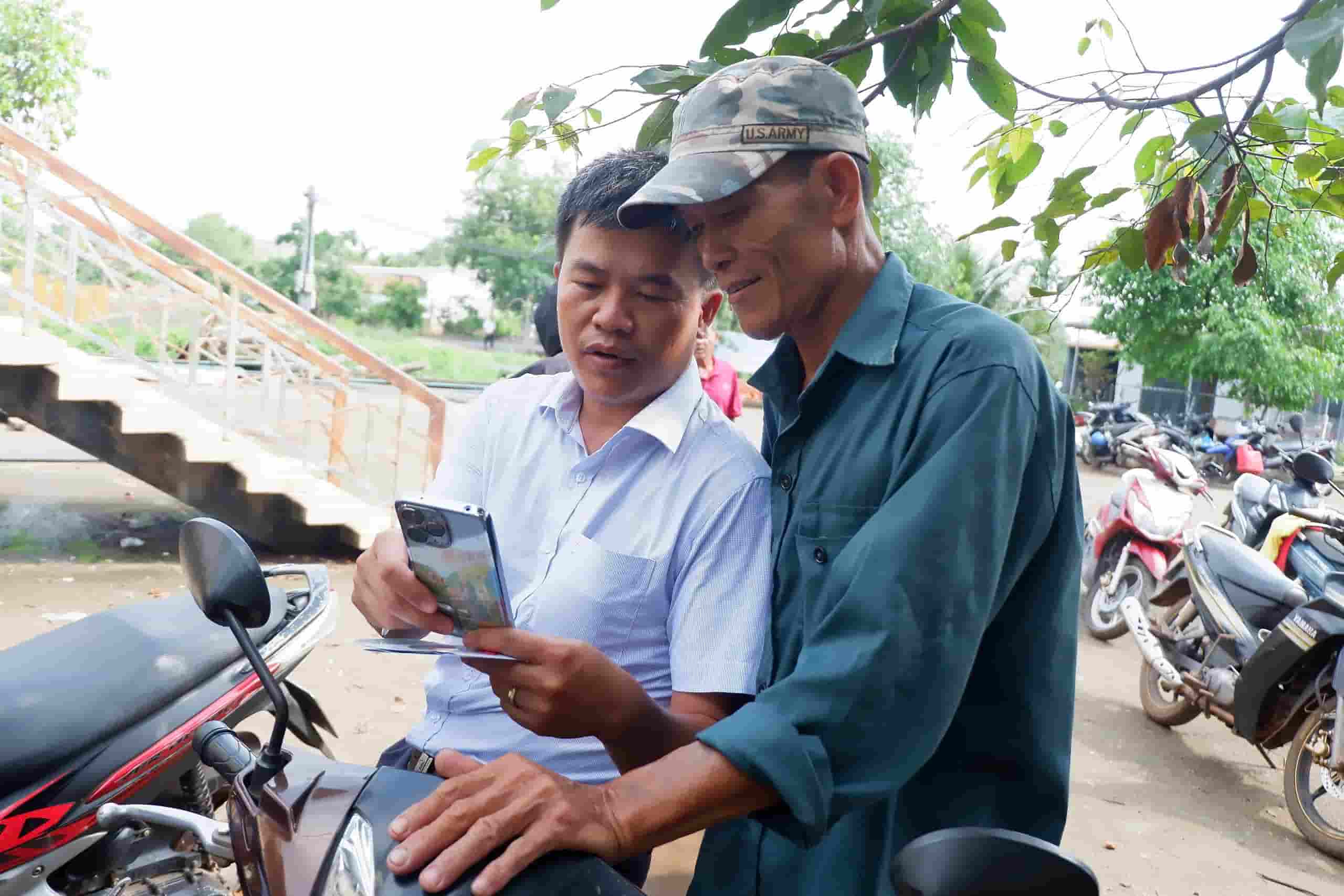 Hướng dẫn người dân dùng điện thoại thông minh, mua bán hàng online, marketing sản phẩm. Ảnh: Bảo Lâm 