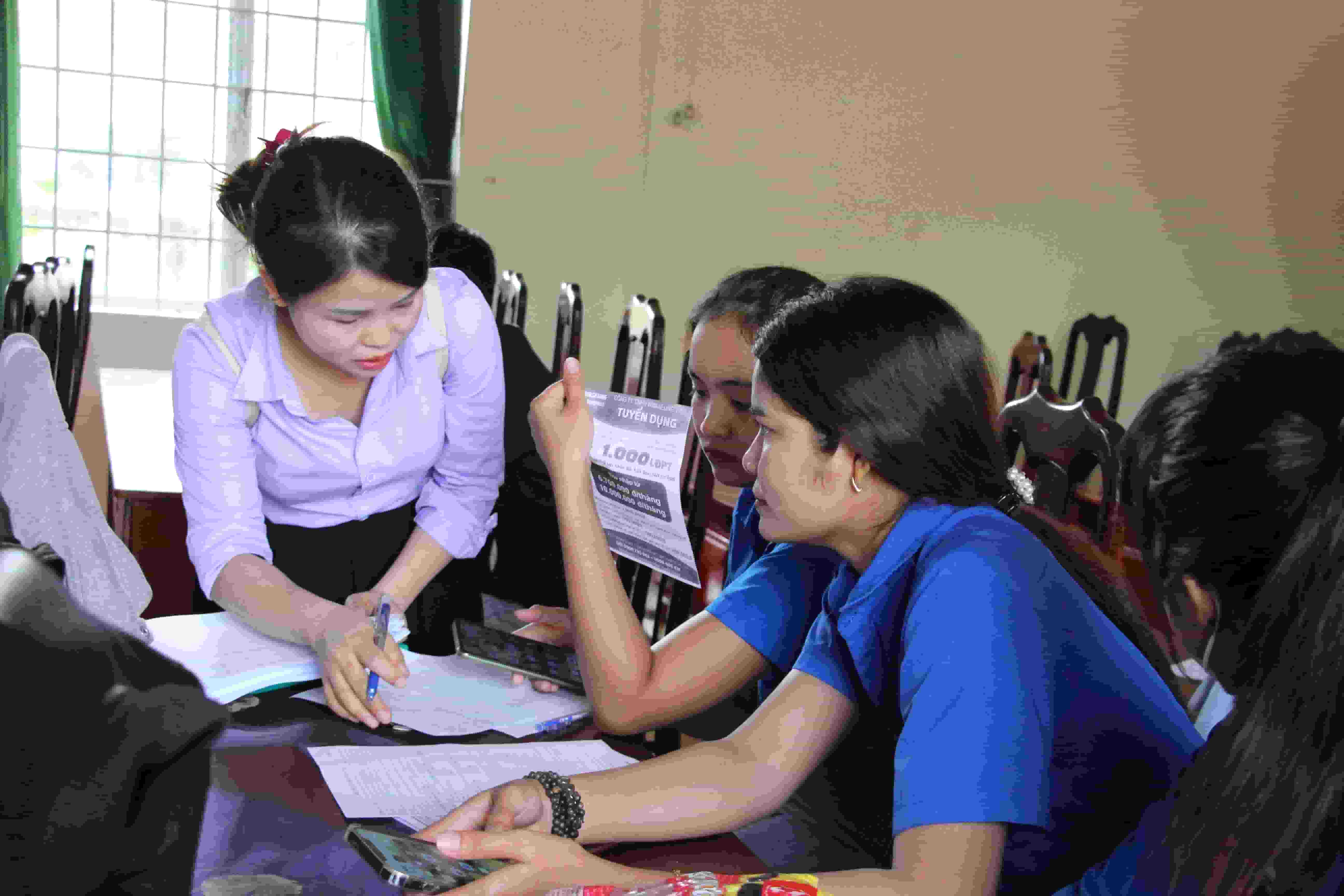 Buon Don organiza una sesion de trabajo para apoyar la informacion de reclutamiento para los empleados. Foto: Bao Lam