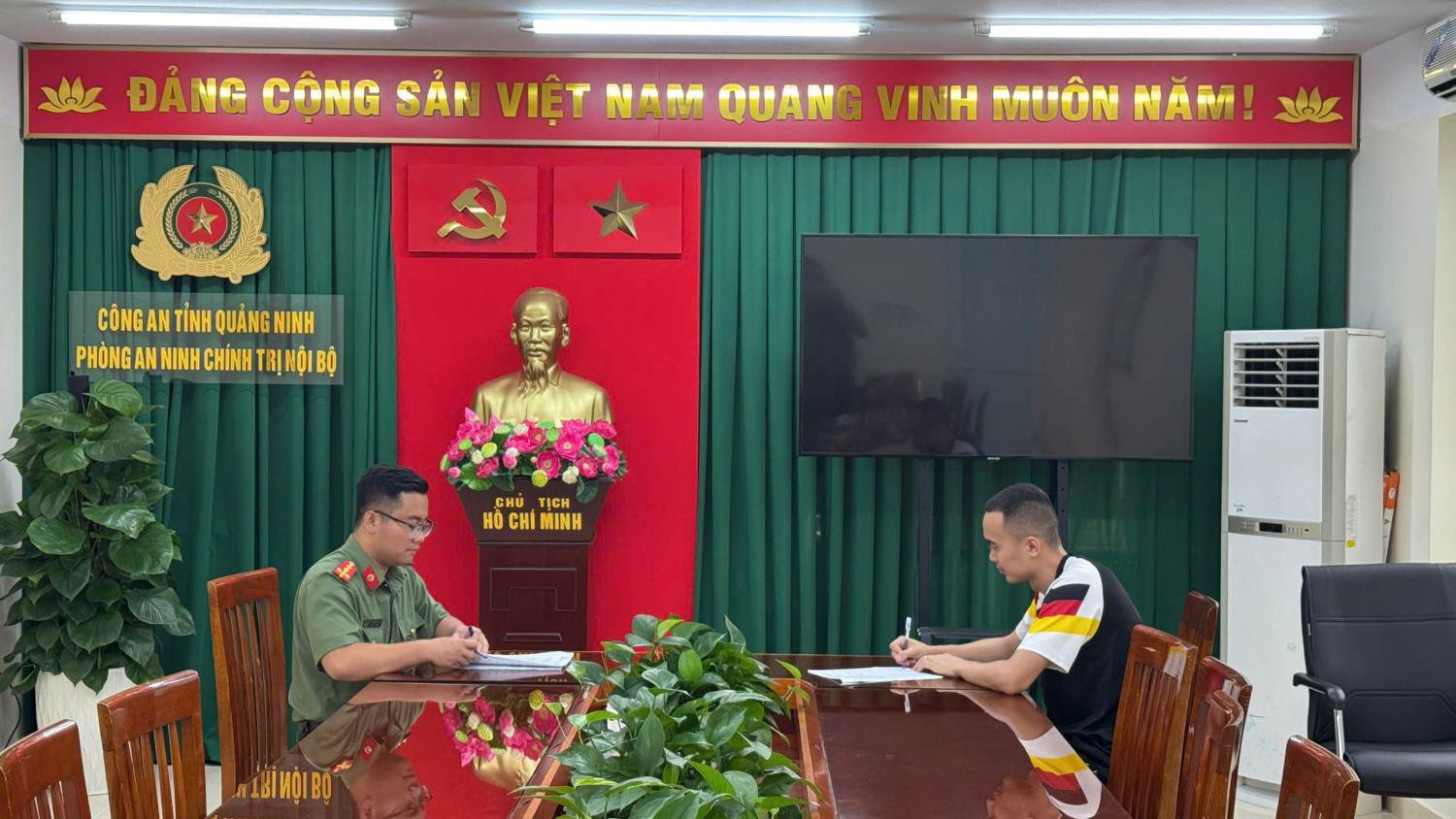 Chủ cơ sở pickleball làm việc với cơ quan công an. Ảnh: Công an tỉnh Quảng Ninh