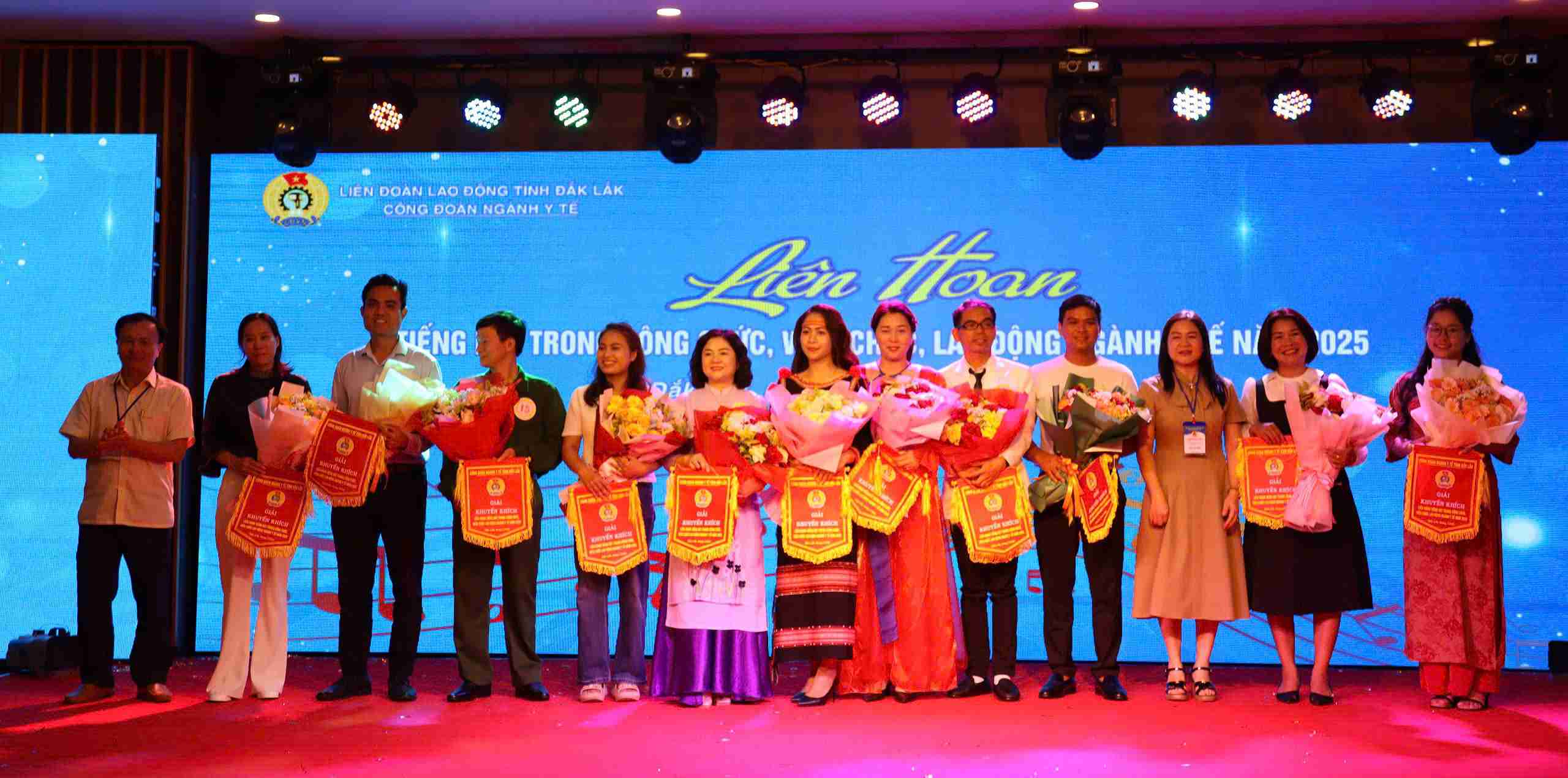 The organizing committee awarded prizes to participating grassroots unions. Photo: Bao Trung