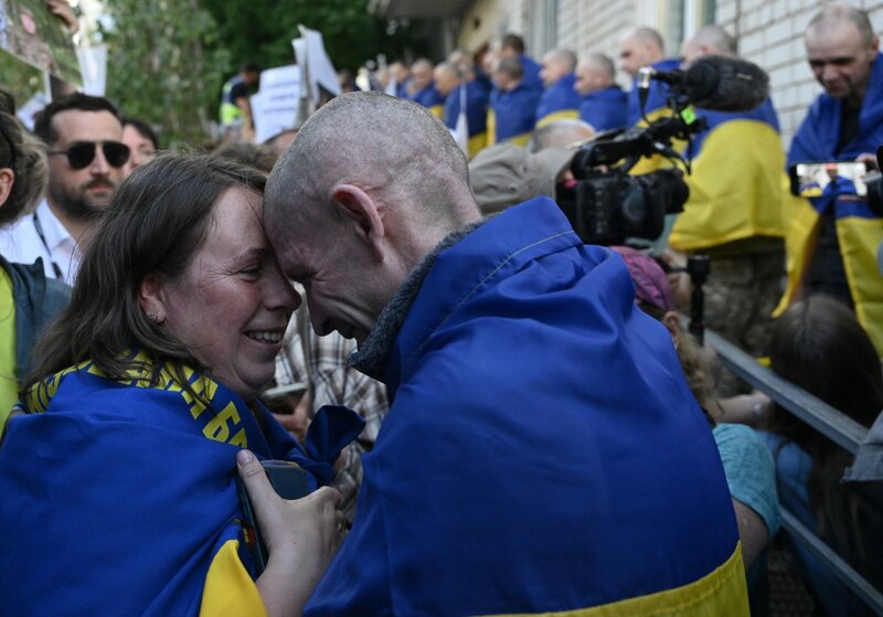 Los soldados ucranianos estaban felices de volver a conocer a familiares. Foto: AFP
