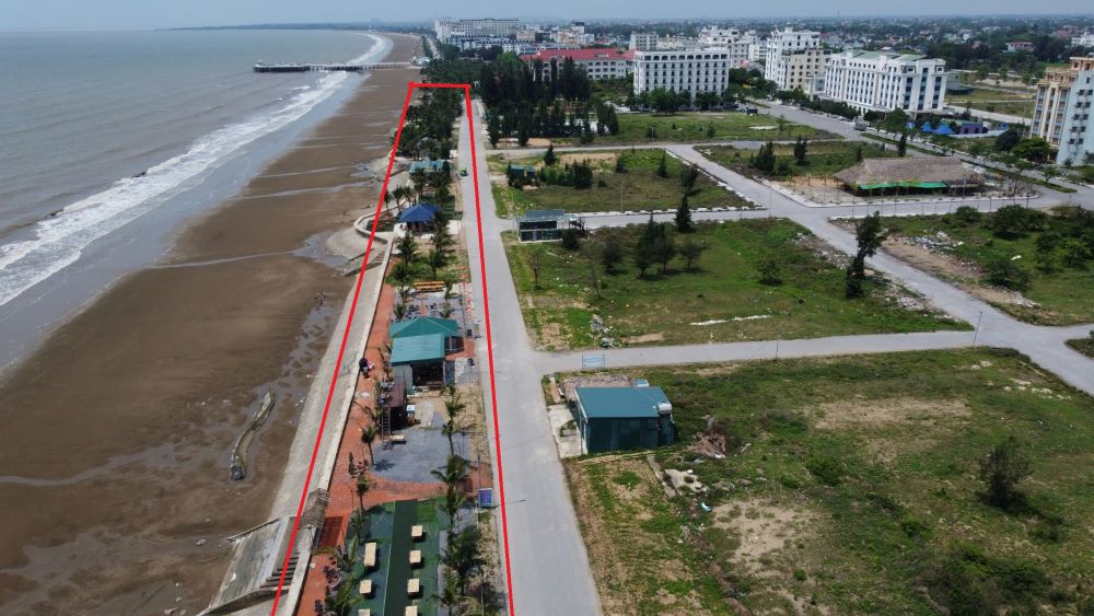 Khu vuc (dau khoanh do), noi xay ra tinh trang xay dung cong trinh trai phep tai bo bien. Anh: Quach Du