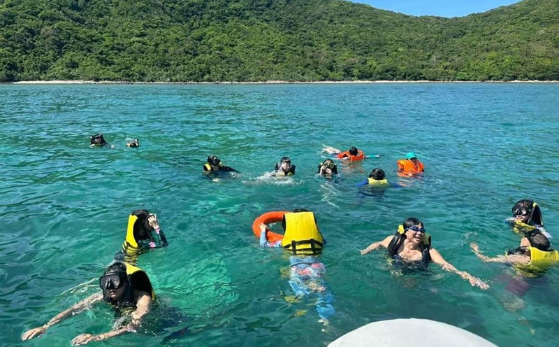 Visitors experience the blue sea of Con Dao. Photo: VQG Trade Union