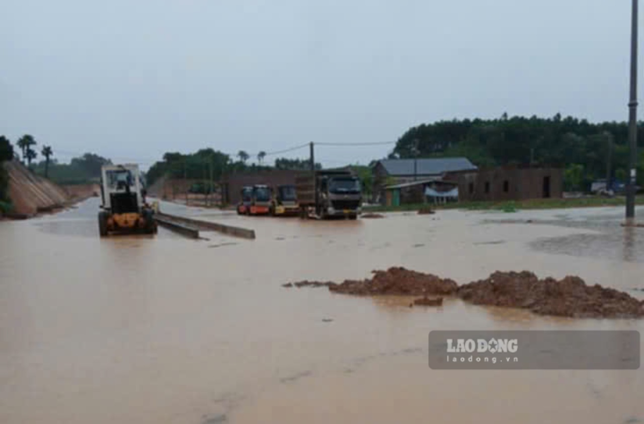 Mua lon keo dai gay ngap cuc bo tai mot so dia phuong, nguy co lu quet, lu ong tren cac con suoi duoc canh bao len cao trong thoi gian toi. Anh: Van Duc.