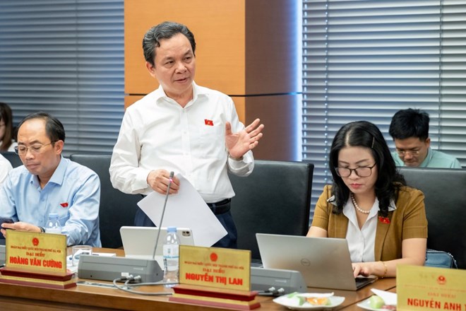 Los diputados de la Asamblea Nacional Hoang van Cuong propusieron para alentar el crecimiento inmobiliario al desarrollo economico. Foto: Pham Dong