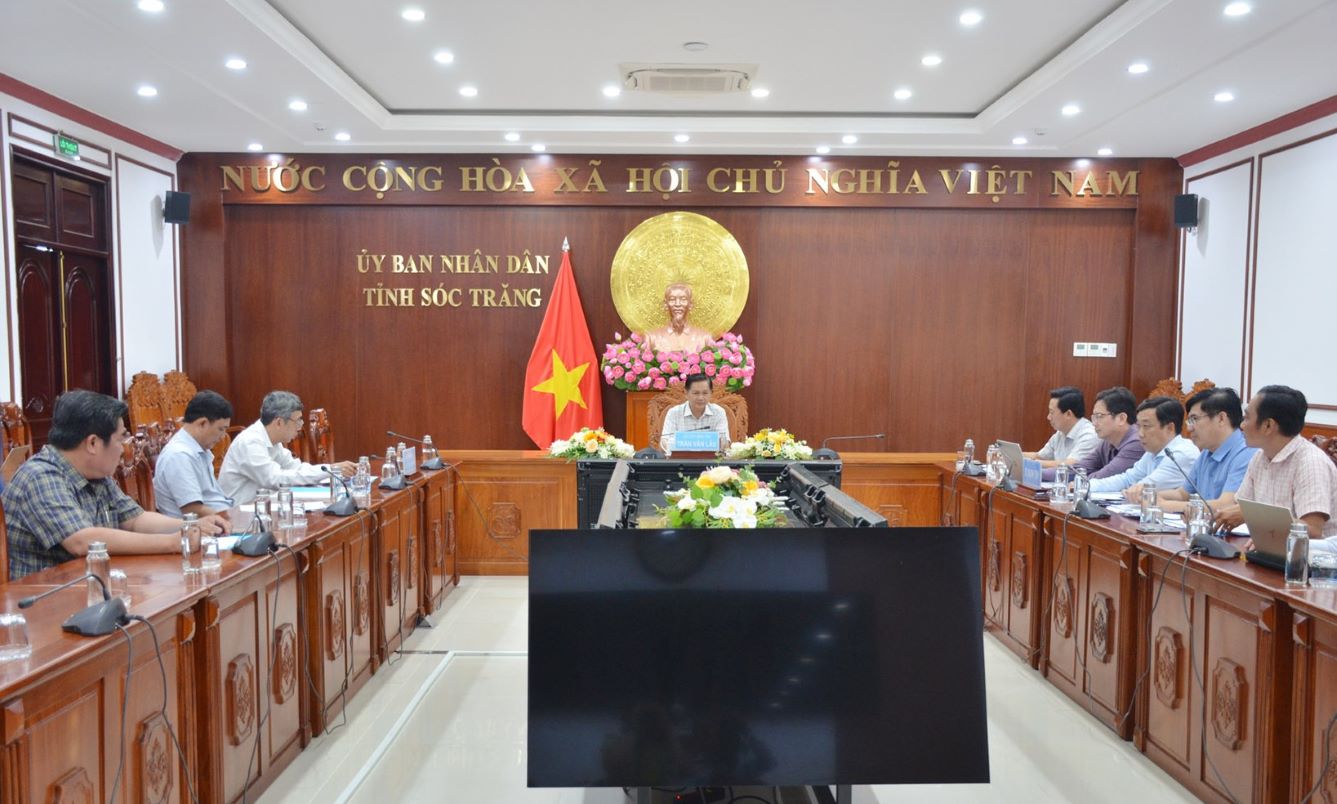 Los lideres del Comite Popular Provincial de SOC Trang discutieron el informe de la propuesta sobre el progreso y la coordinacion para organizar la planificacion de PHU My Urban - Service Industrial Park. Foto: Hoang Lan