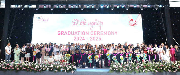 Cac hoc sinh lop 12 cua TH School Hoa Lac chup anh cung Anh hung Lao dong Thai Huong – Nha Sang lap TH School, Ban Giam hieu, giao vien nha truong va phu huynh hoc sinh.