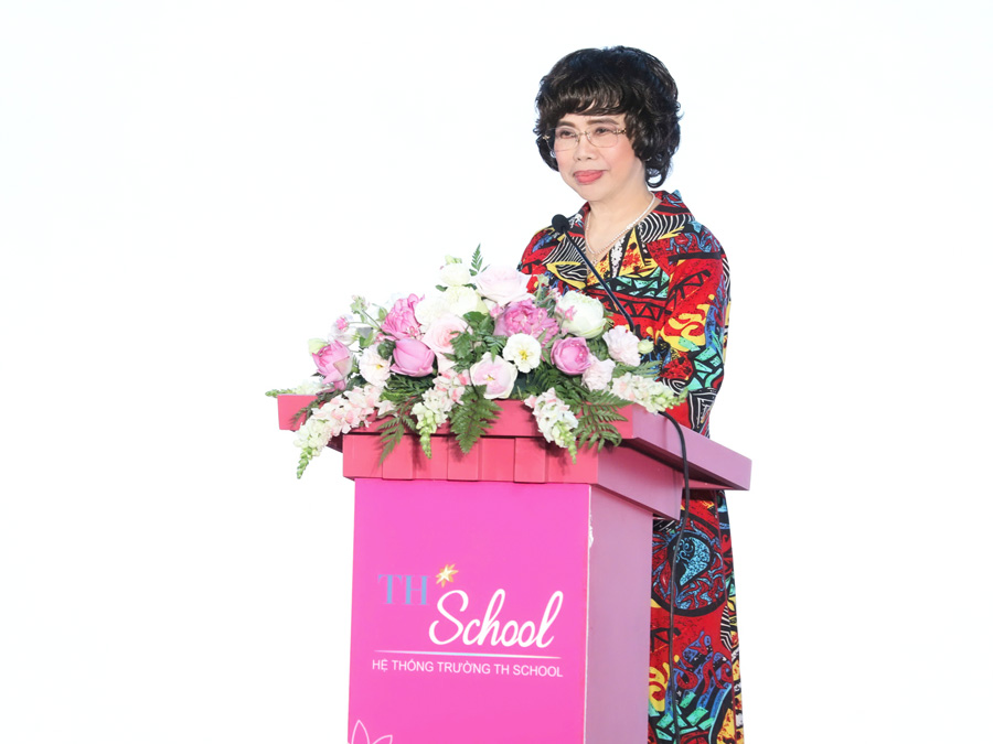 Nha sang lap TH Shool, Anh hung Lao dong Thai Huong phat bieu tai buoi le.