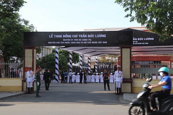 Limite los camiones en la autopista 1 y las carreteras al lugar del ex presidente Tran Duc Luong en la provincia de Quang Ngai. Foto: Nguyen Linh