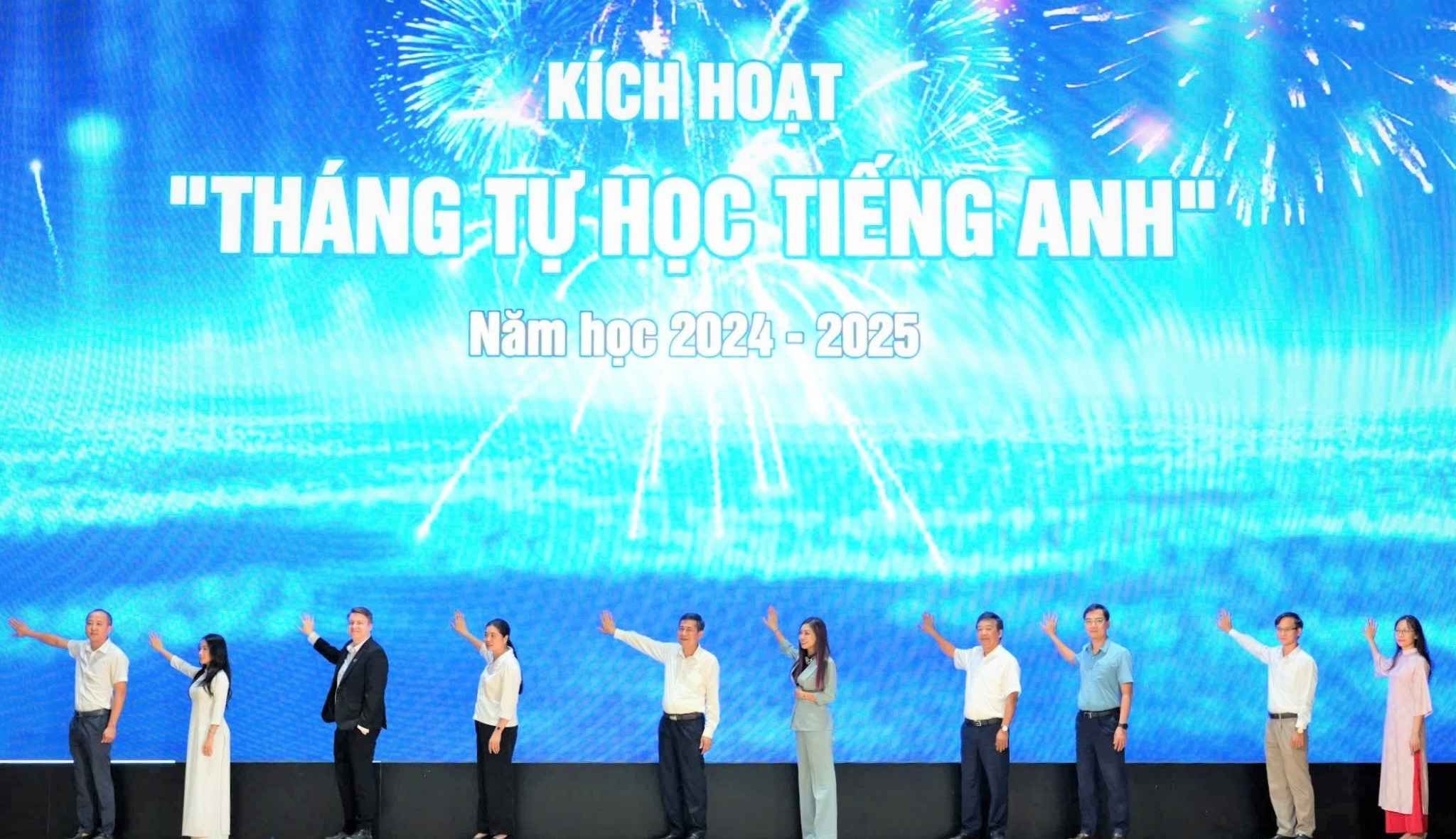 Cac dai bieu kich hoat phat dong “Thang tu hoc tieng Anh“. Anh: Ngoc Anh