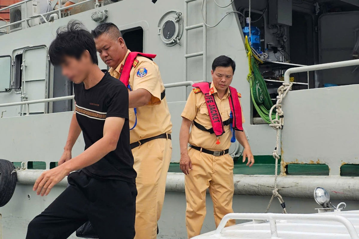El equipo de policia de Waterway (el Departamento de Policia de Trafico, Policia de la Provincia de Quang Ninh) en colaboracion con la tienda de transporte NB-8777, salvo rapidamente al Sr. Ma Xuan Thuan en apuros en el mar. Foto: Policia de Quang Ninh