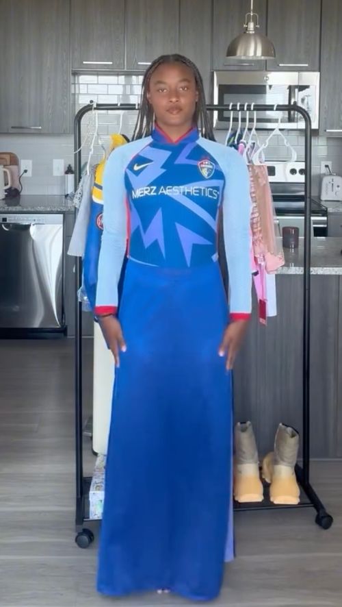 Jaedyn trong ta ao dai ket hop ao dau doi NC Courage. Anh cat tu video