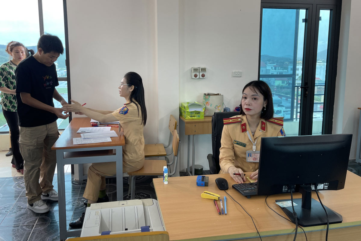 Can bo Phong CSGT (Cong an tinh) pho bien noi quy toi cac thi sinh truoc khi buoc vao phong thi ly thuyet. Anh: Trung tam Truyen thong tinh Quang Ninh