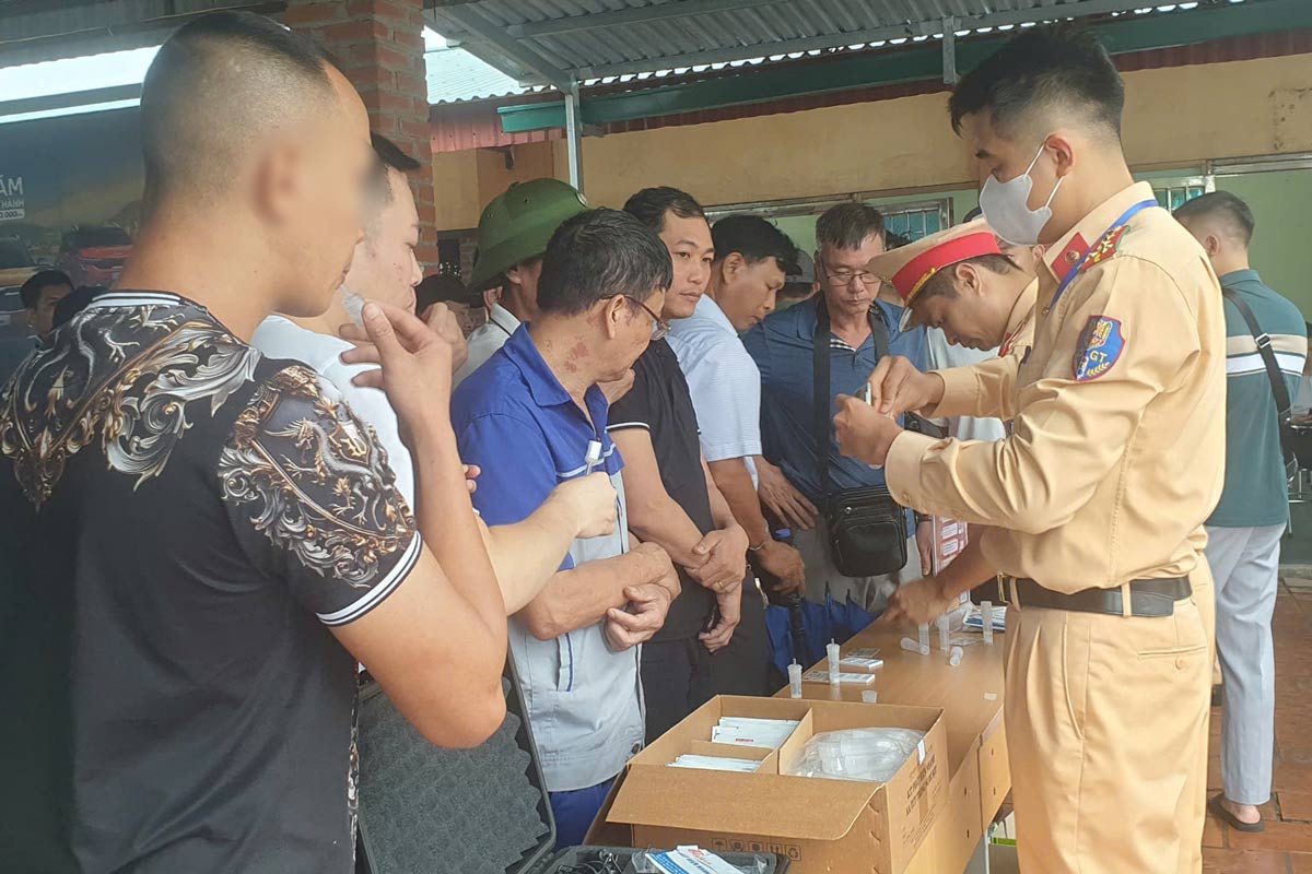 La Fuerza de Policia de Trafico (Policia de Quang Ninh) verifico el contenido de alcohol y drogas de los concursantes. Foto: Suministro de personas