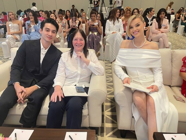 Tuan Ngoc cham thi phan thi Head to Head Challenge cung Chu tich va duong kim Miss World. Anh: Nhan vat cung cap