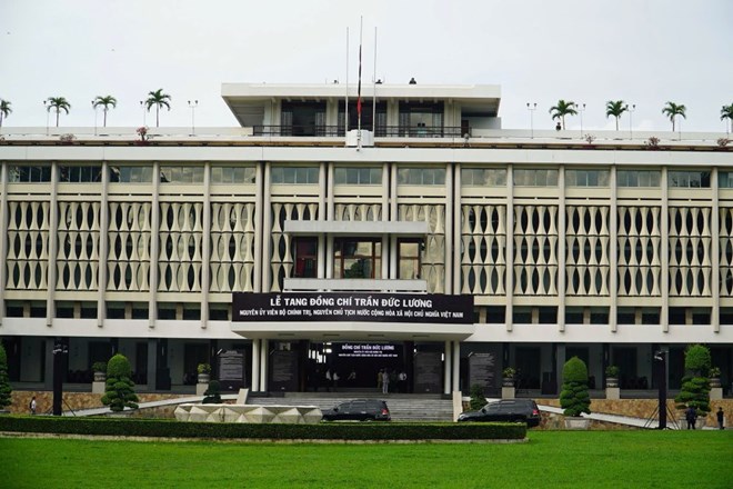 TPHCM treo cờ rủ, tạm dừng hoạt động vui chơi trong ngày Quốc tang nguyên Chủ tịch nước Trần Đức Lương