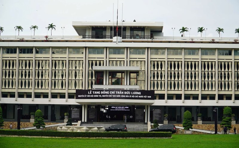 Ho Chi Minh City hangs flags and temporarily suspends entertainment activities on the anniversary of the death anniversary of former President Tran Duc Luong. Photo: Anh Tu.
