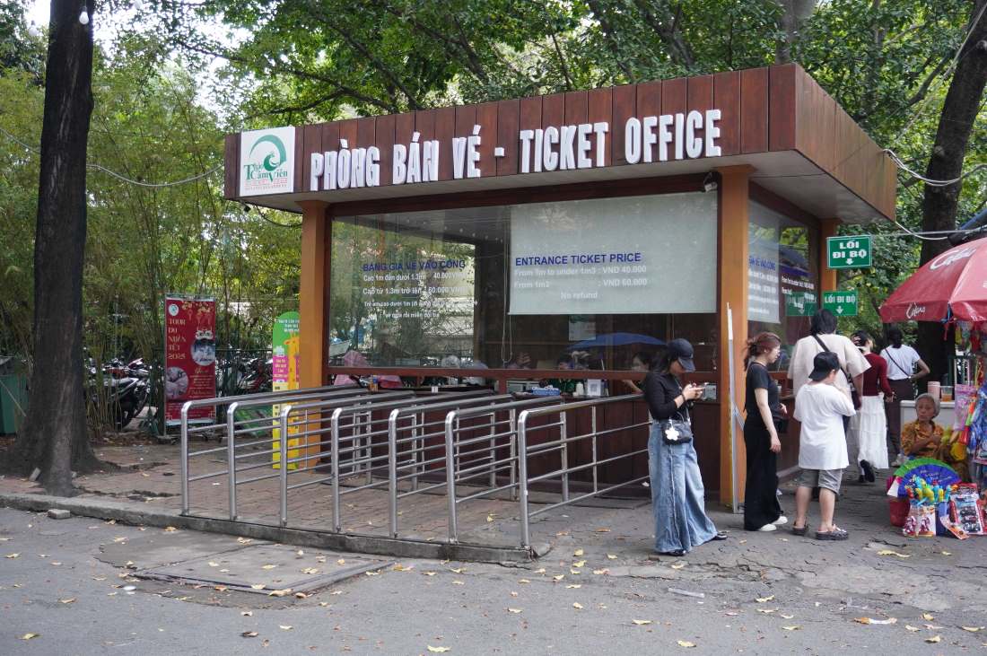 Thuc hien quy dinh ve Quoc tang, ngay 24 va 25.5, Thao Cam Vien van mo cua phuc vu hoat dong hoc tap, tham quan, tuy nhien mot so hoat dong ca nhac se khong phuc vu nhu cac dip cuoi tuan khac. Anh: Anh Quynh.