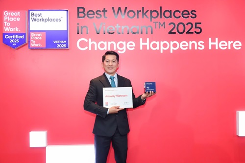 Ong Huynh Thien Trieu – Tong Giam doc Amway Viet Nam tai le trao giai. Anh: Amway
