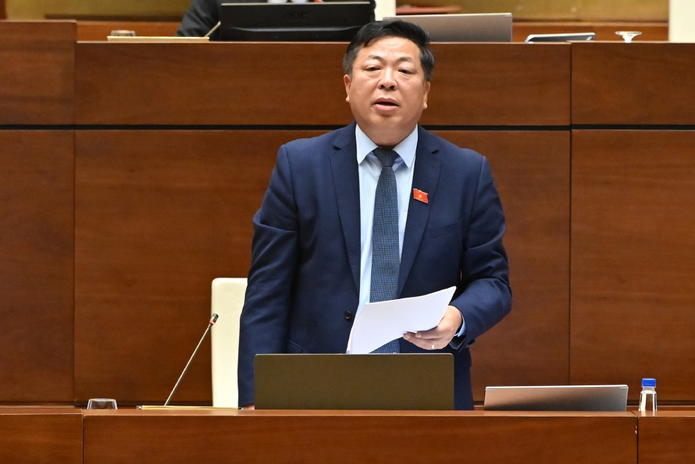 Minister of Construction Tran Hong Minh said that 34 provinces and cities will not be able to offer a common floor price for social housing. Photo: Pham Dong
