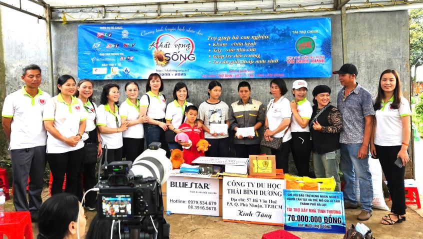 Two families in especially difficult circumstances have been supported with more than 1 billion VND. Photo: Lam Hong