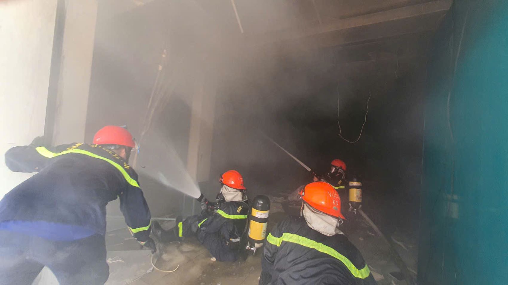 Los oficiales y soldados de extincion de incendios estan tratando de no incendiar dentro de la sede de la sucursal Bidv Nha Trang Bank. Foto: Phuong Linh