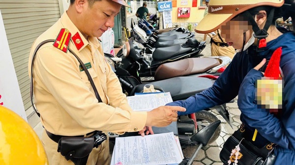 Phạt đến 6 triệu đồng, nhiều người vẫn đi xe máy trên vỉa hè. Ảnh: CSGT Đội 6