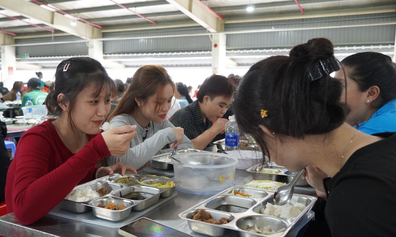 Workers' shift meal in Soc Trang