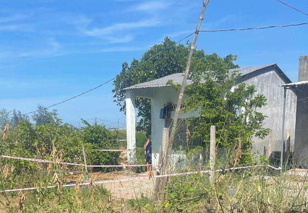 Cong an Quang Nam phong toa hien truong, dieu tra nguyen nhan vu no khien 1 nguoi tu vong. Anh: CACC