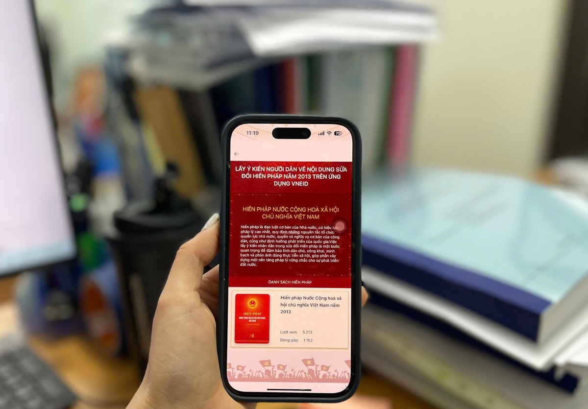 By 1:00 p.m. on May 24, about 14 million people had contributed ideas to amend the Constitution via VNeID. Photo: Huong Nha