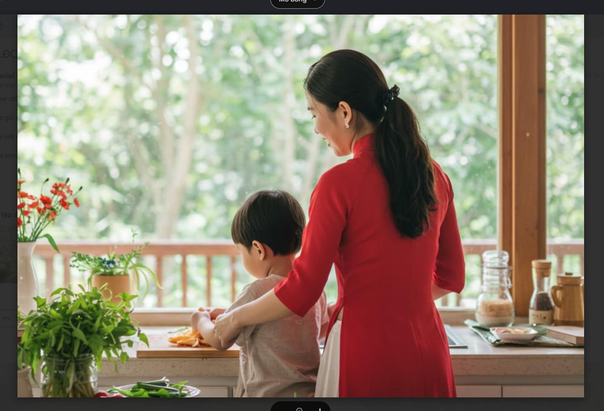 Encouraging children to cook with their families is a way to help children limit their use of phones during the summer. Photo: Minh Tuyet