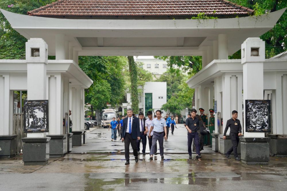 Sang 24.5, nhieu nguoi dan doi mua toi vieng nguyen Chu tich nuoc Tran Duc Luong. Anh: Pham Linh