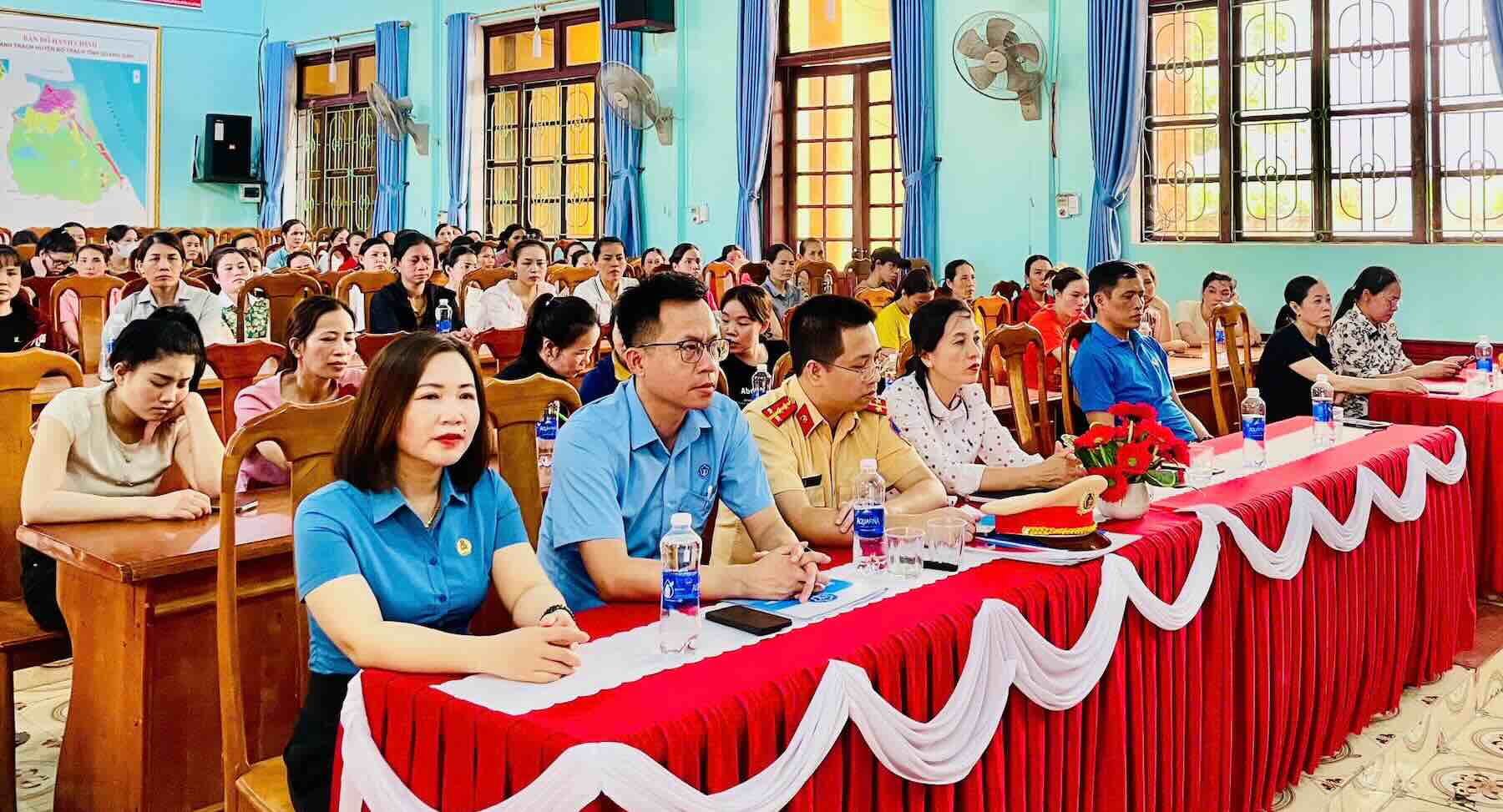 Mas de 150 trabajadores y trabajadores en Quang Binh fueron capacitados en la ley. Foto: Phuong NGA