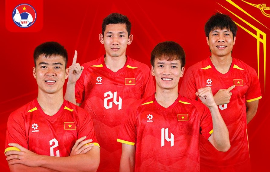 Los jugadores vietnamitas participaron en el partido amistoso entre Asean All-Stars y Man United. Foto: VFF