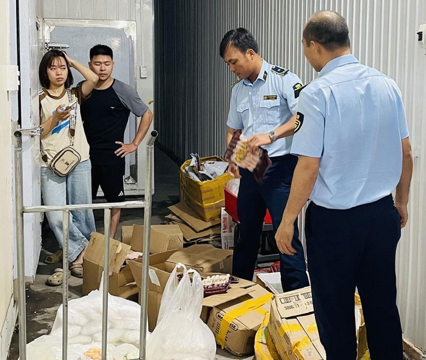 Lực lượng chức năng phát hiện hơn 408kg thực phẩm không rõ nguồn gốc, không hóa đơn chứng từ, tại cơ sở kinh doanh ở Thổ  Tang. Ảnh: Chi cục QLTT tỉnh Vĩnh Phúc