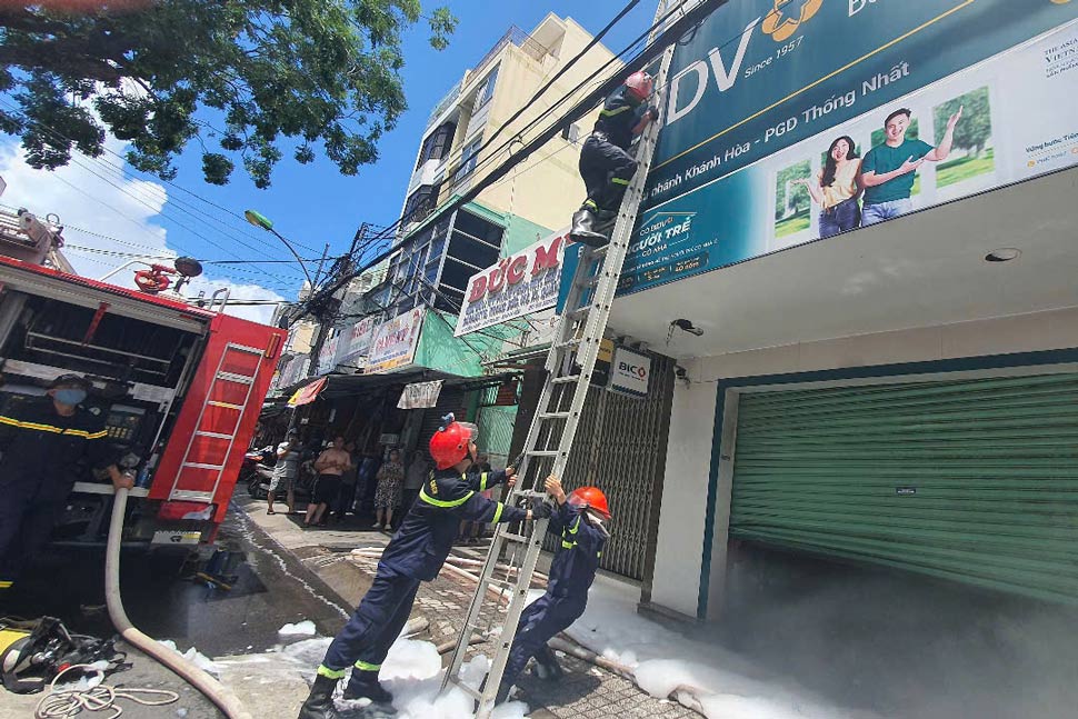 Intercambie un incendio en la sucursal Bidv en Khanh Hoa. Foto: Phuong Linh