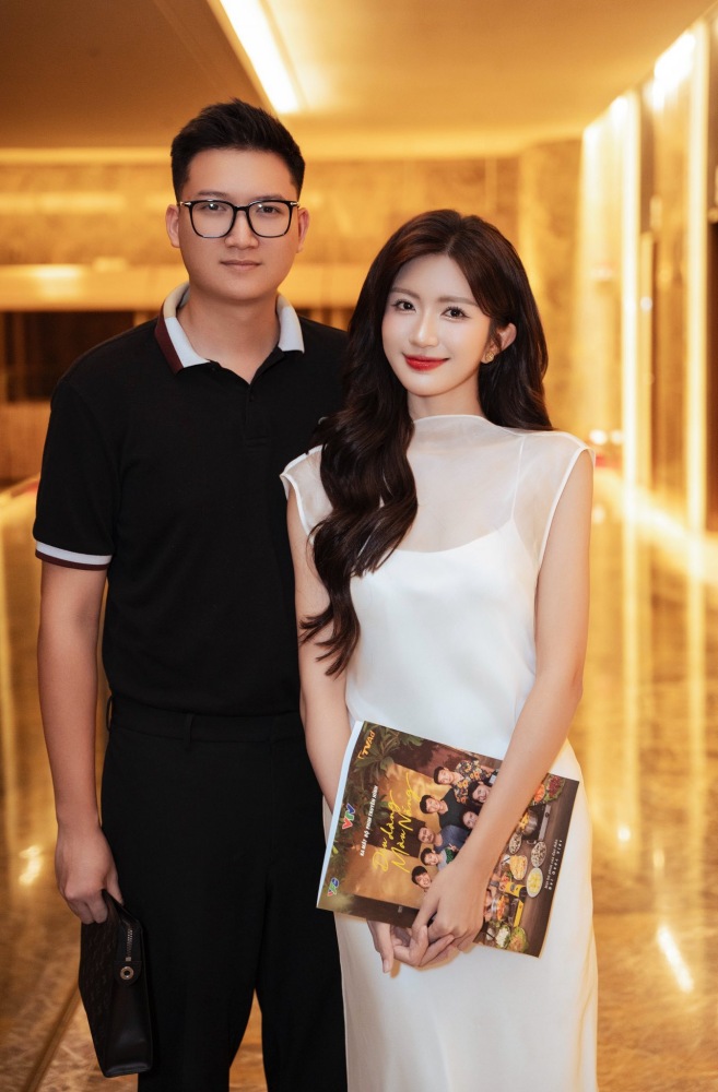 Diễn viên Ngọc Huyền và chồng dự họp báo ra mắt phim “Dịu dàng màu nắng“. Ảnh: Nhân vật cung cấp