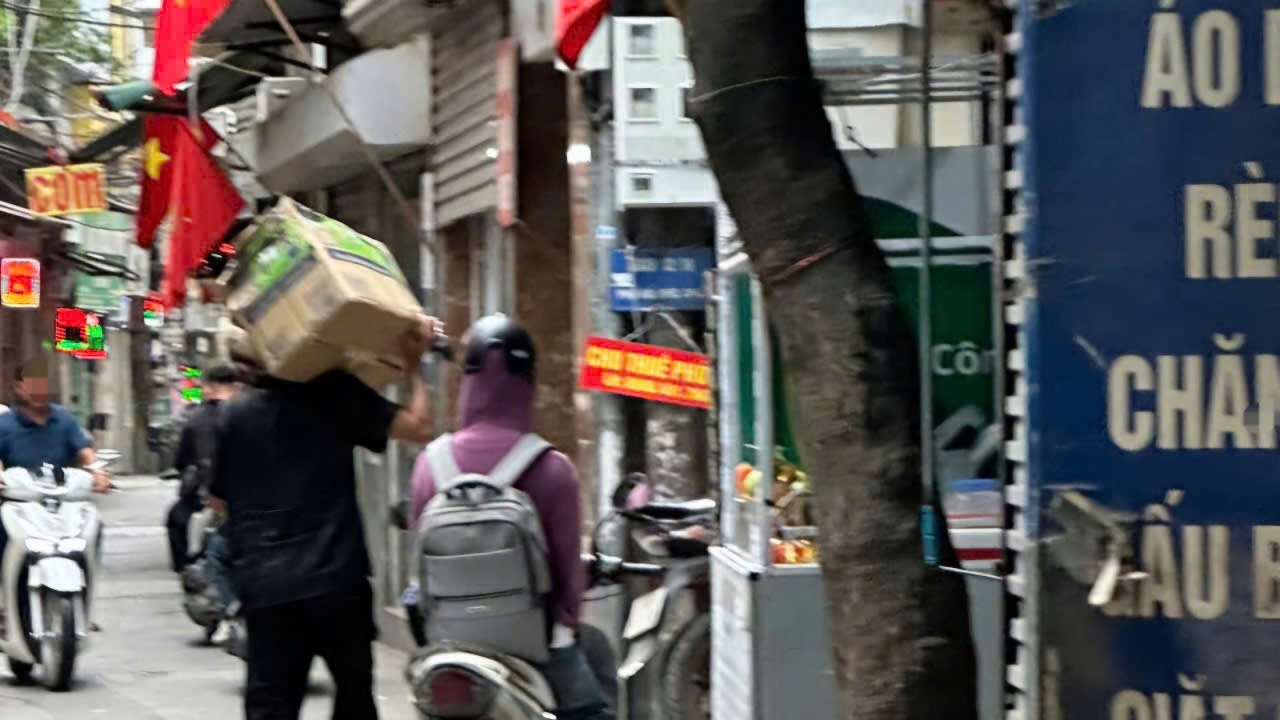 The subject received the cargo containing drugs. Photo: Han Nguyen