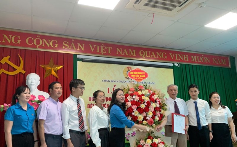 Leaders of the Health Sector Trade Union presented flowers to congratulate the Hospital Trade Union Executive Committee. Photo: Bac Giang Provincial Health Sector Union.