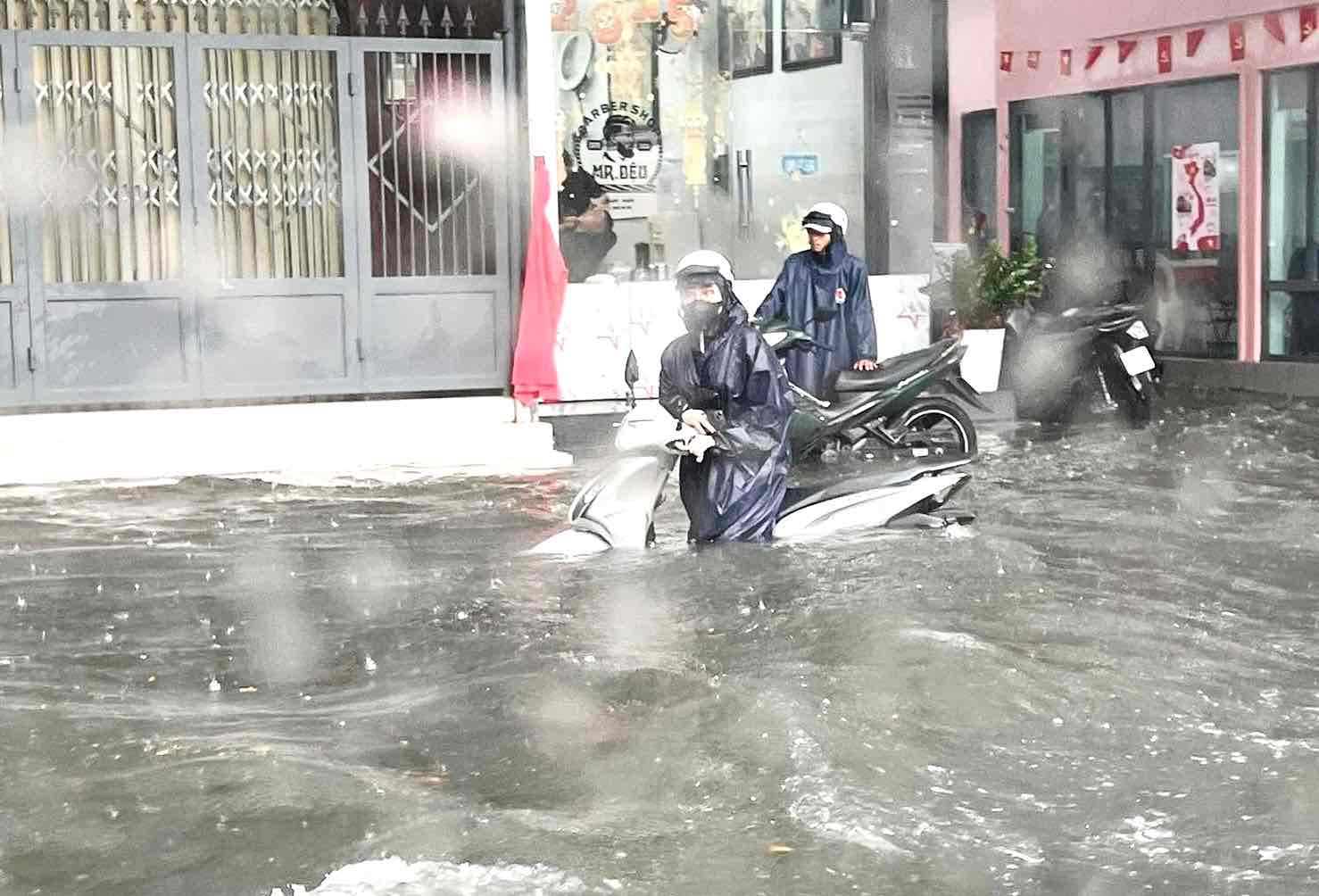 Las fuertes lluvias causaron que muchos caminos en Dong Nai fueran pesados. Foto: Bui Minh Quyen