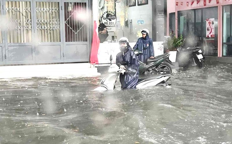 Heavy rain caused many roads in Dong Nai to be heavily flooded. Photo: Bui Minh Quyen