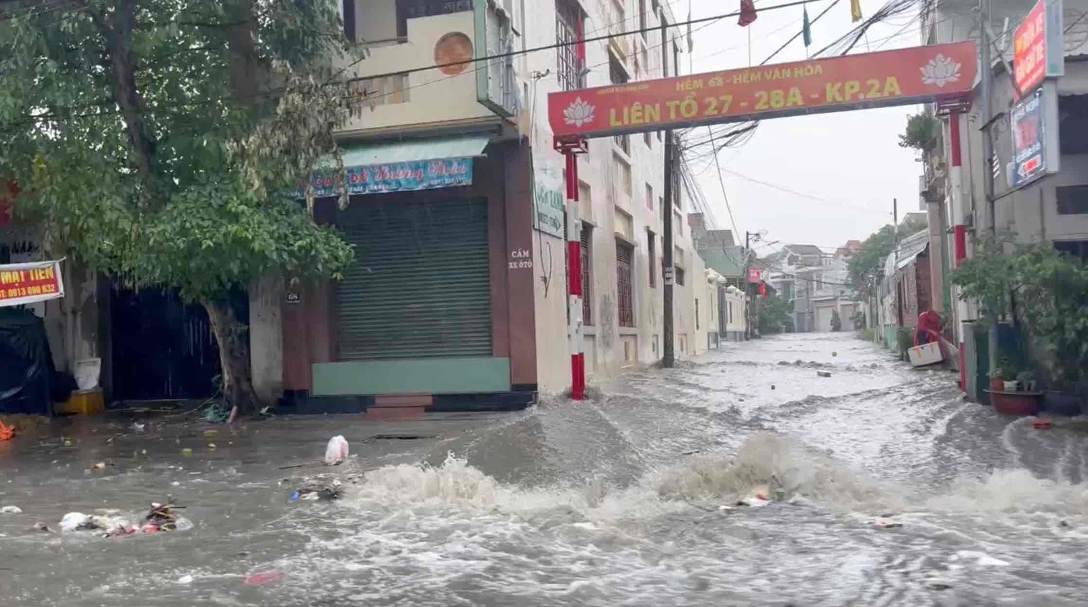 Nuoc tu cac con hem do xuong duong Dong Khoi, TP Bien Hoa. Anh: HAC