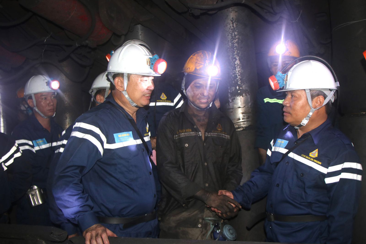 El Sr. Vu Dai Thang, Secretario del Comite del Partido Provincial de Quang Ninh (derecha) pregunto a los trabajadores y trabajadores de HA Lam Coal Company. Foto: TKV