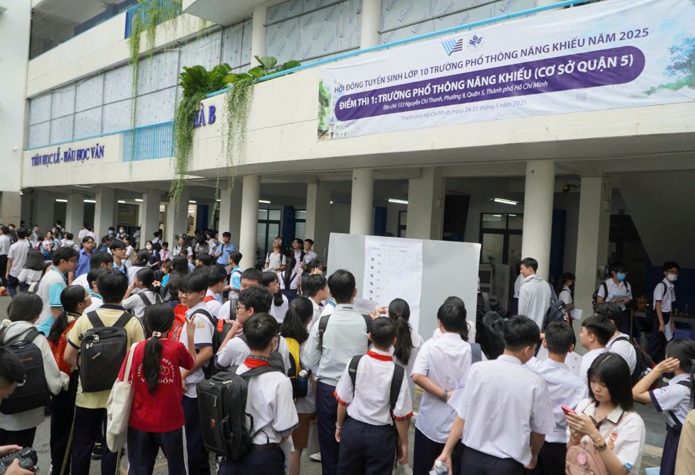 Candidates present at the entrance exam site of the Petroleum High School - District 5, Ho Chi Minh City. Photo: Chan Phuc