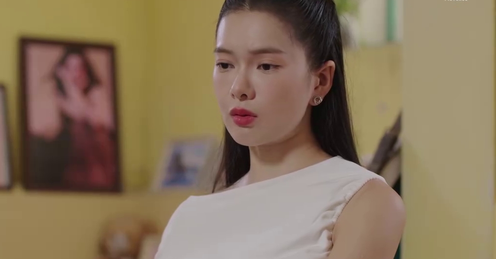 Yen Dan co vai dien de lai dau an trong phim “Di giua troi ruc ro“. Anh: VFC