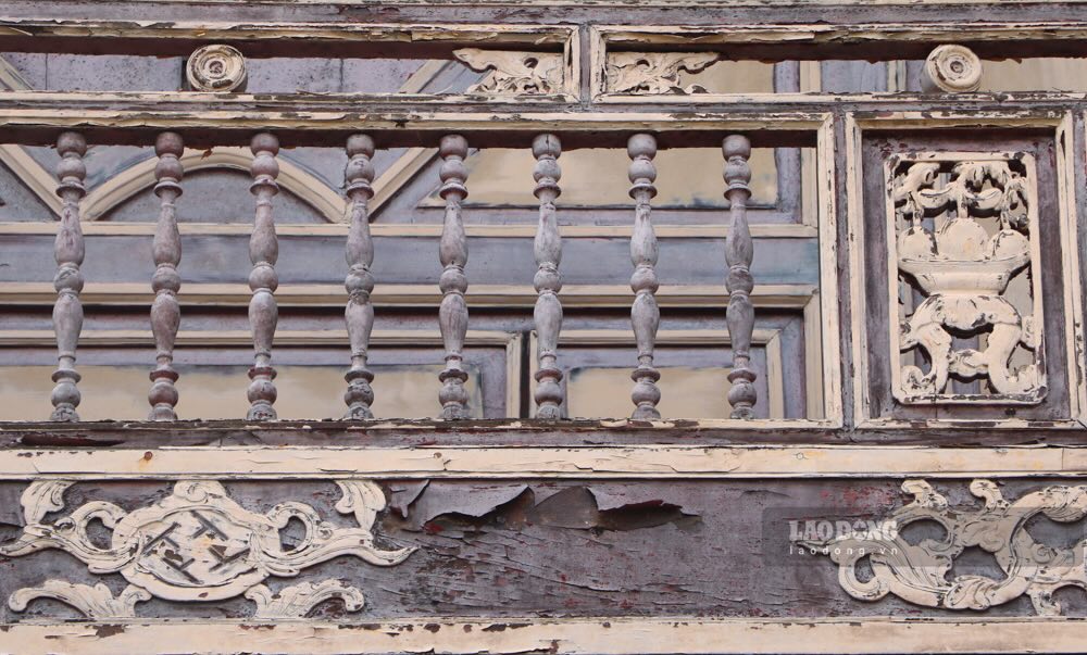 Những hạng mục gỗ bạc màu, bong tróc (chụp tháng 5.2025). Ảnh: Phúc Đạt.