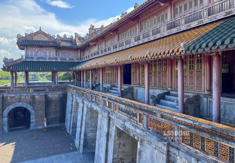 Lầu Ngũ Phụng chụp tháng 5.2025, tuy mới đưa vào sử dụng 4 năm, công trình đã xuống cấp, bạc màu. Ảnh: Nguyễn Luân.