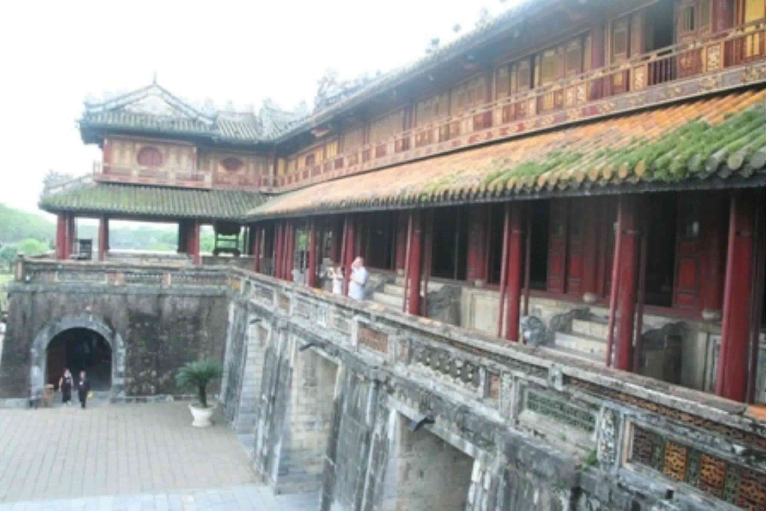 Lầu Ngũ Phụng năm 2012, tuy đã qua hơn 20 năm trùng tu (từ năm 1990) nhưng phần sơn son thếp vàng còn màu sắc khá rõ nét. Ảnh: Đại Dương.