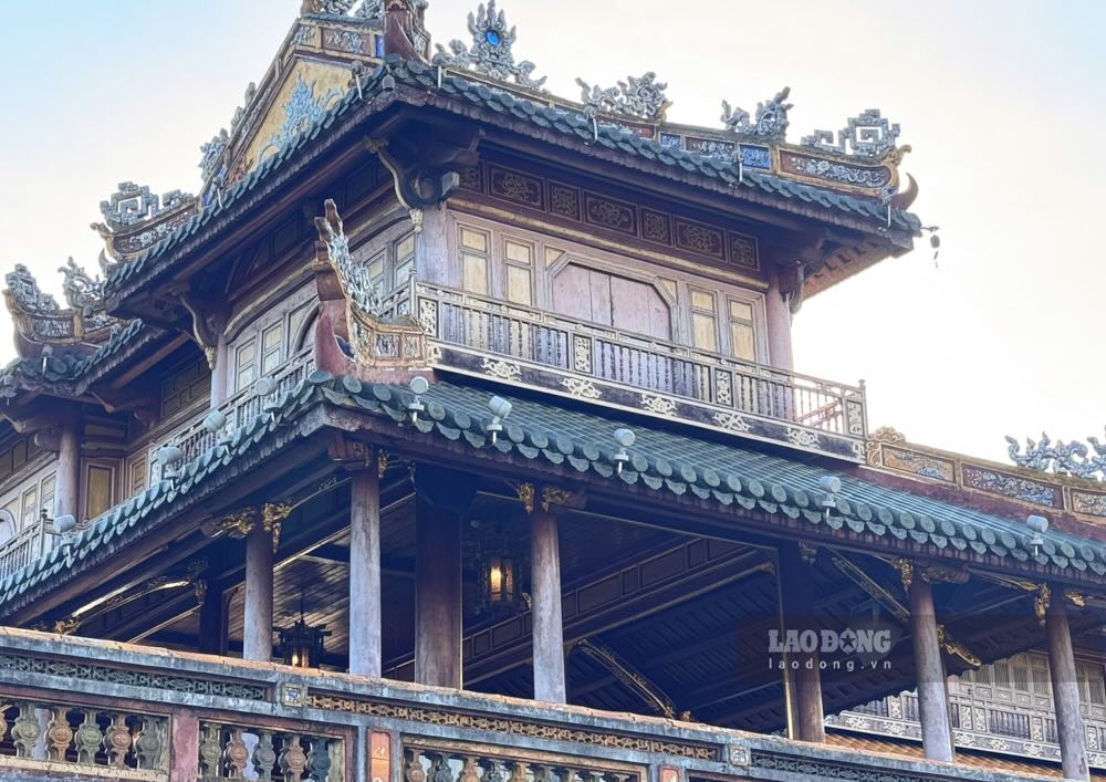 Lầu Ngũ Phụng chụp tháng 5.2025, công trình bạc màu sau 4 năm đưa vào sử dụng. Ảnh: Nguyễn Luân.